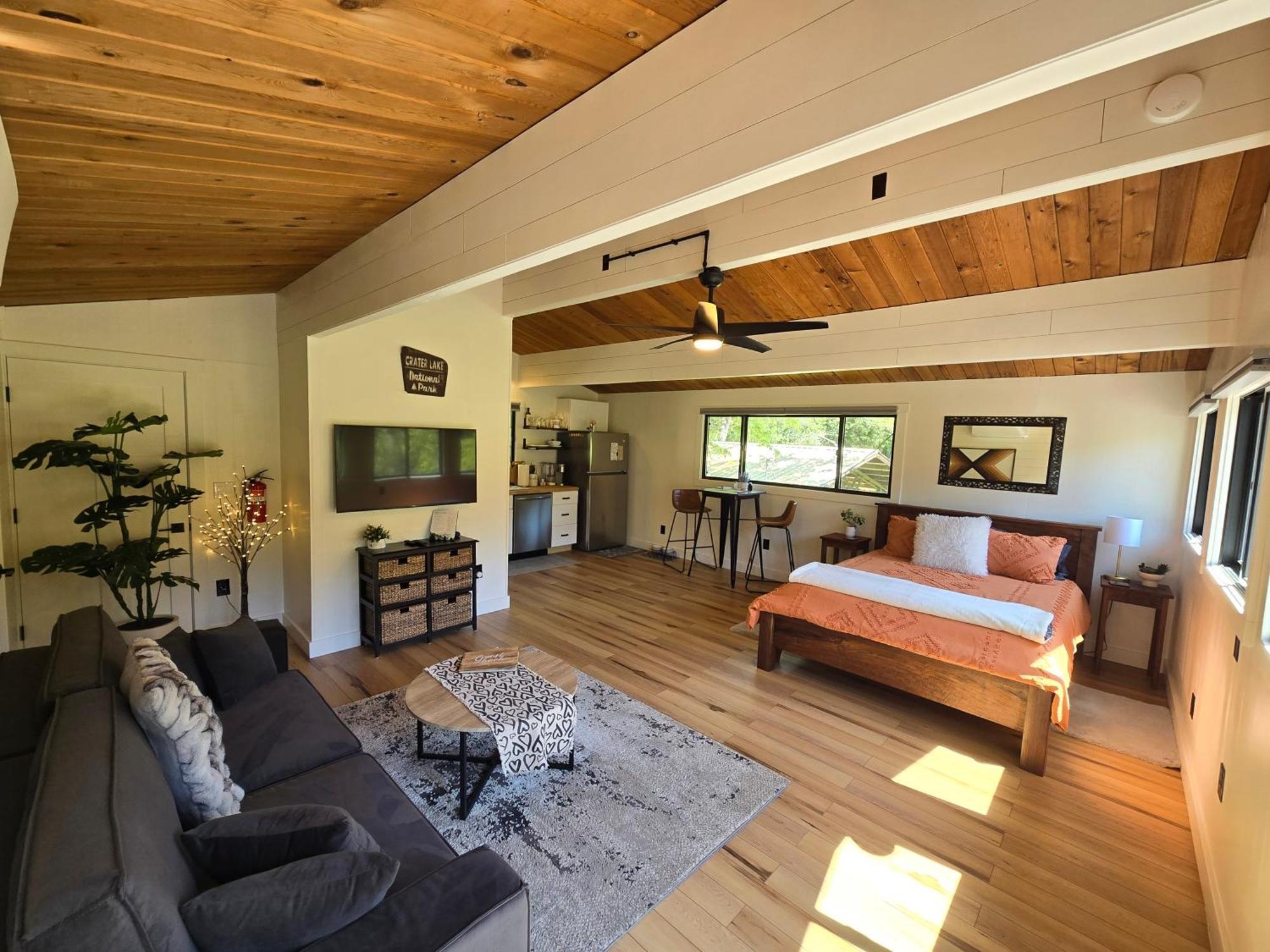 A Restful Studio Near A Creek And Forest - Pet Friendly Roseburg Exterior photo